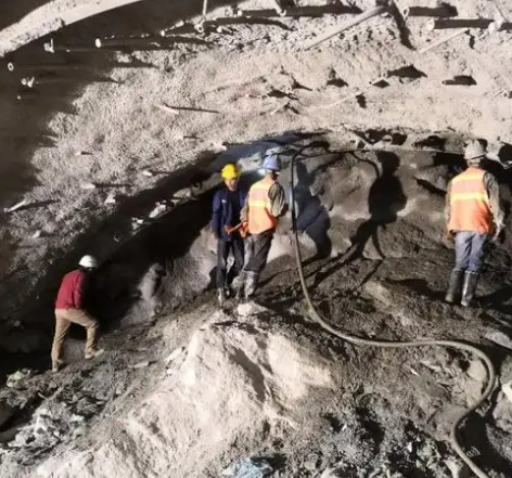 梁平拱顶带模注浆料的施工流程及注意事项